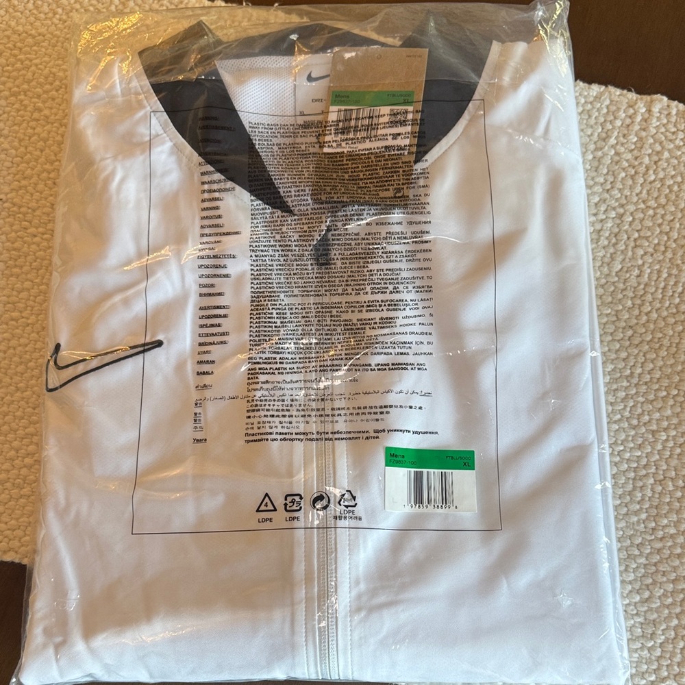 Nike Men's White and Black Windbreaker - Picture 7 of 8